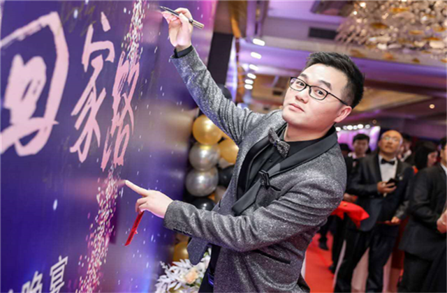 【高光“疫”事】勇敢逆行的特殊“网约车”——918博天堂90后，用信念打通生命运输线